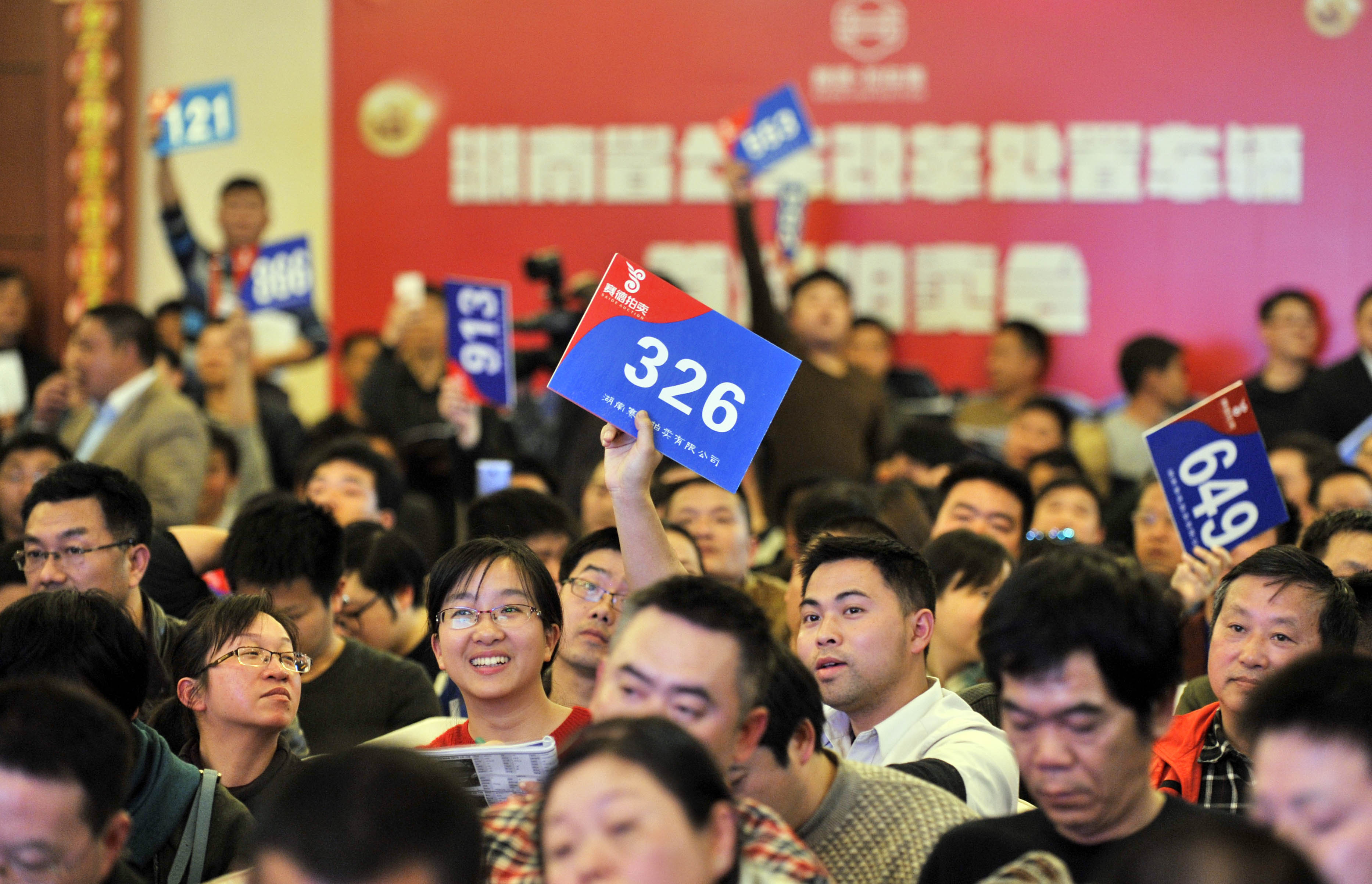 省直機(jī)關(guān)公車首次拍賣火爆收?qǐng)?402位買家搶完84臺(tái)車